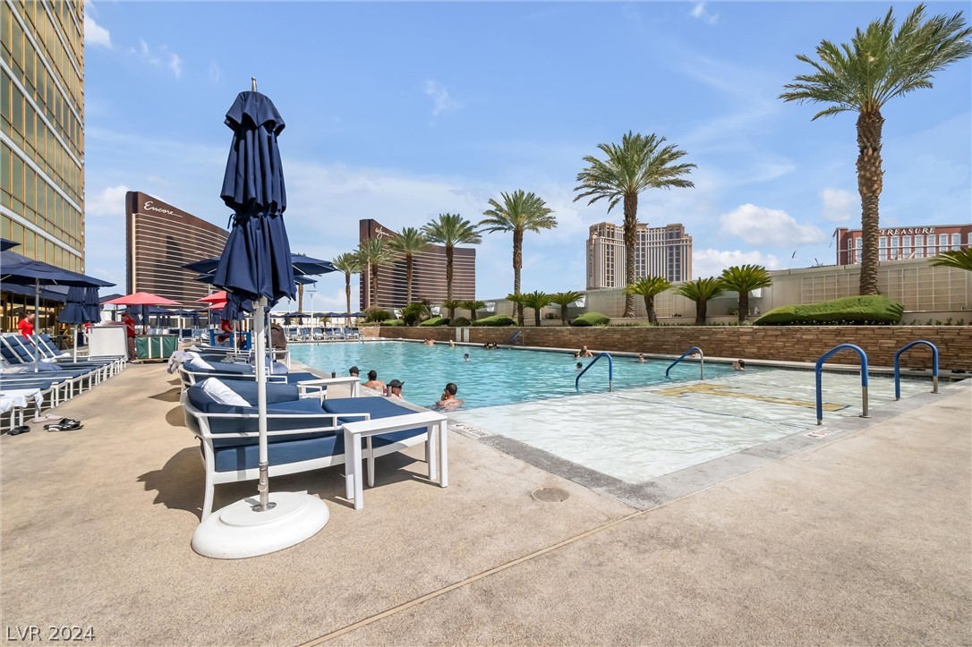 2000 North Fashion Show Drive 4303