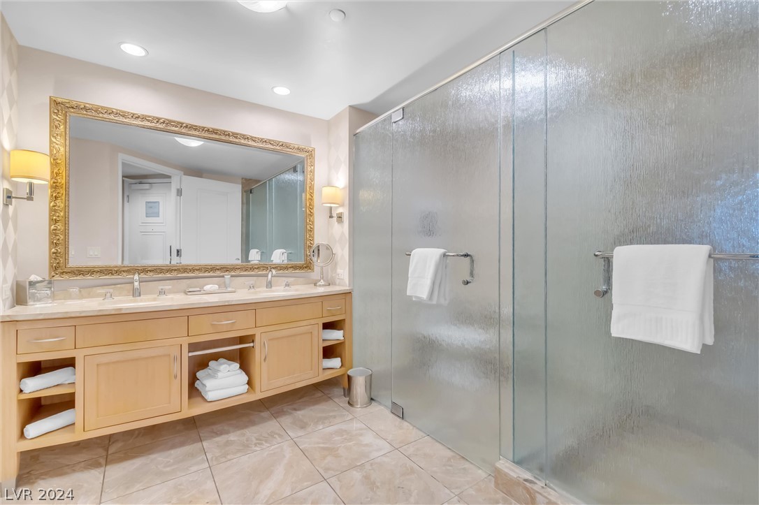 2000 North Fashion Show Drive 4303