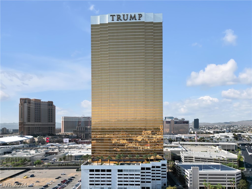 2000 North Fashion Show Drive 4303