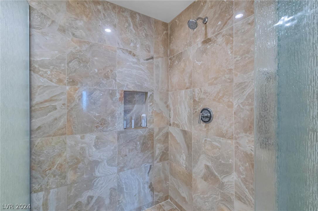 2000 North Fashion Show Drive 4303