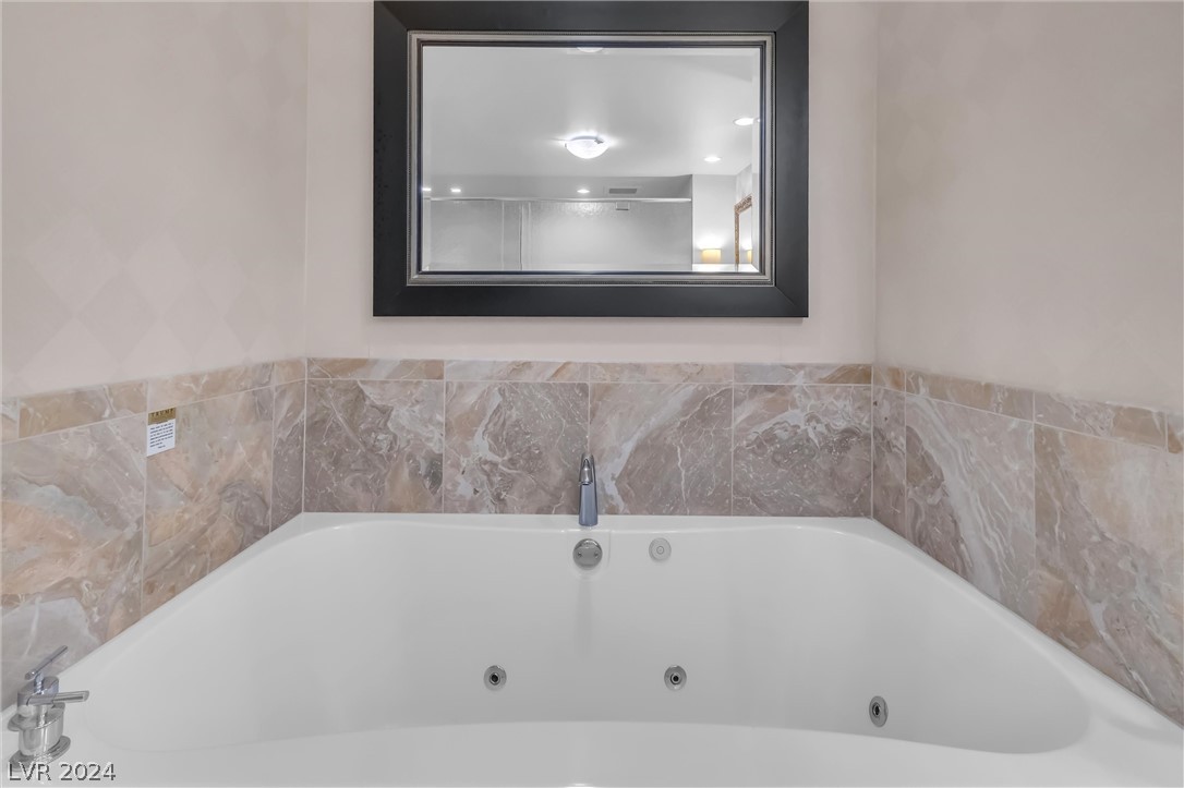 2000 North Fashion Show Drive 4303