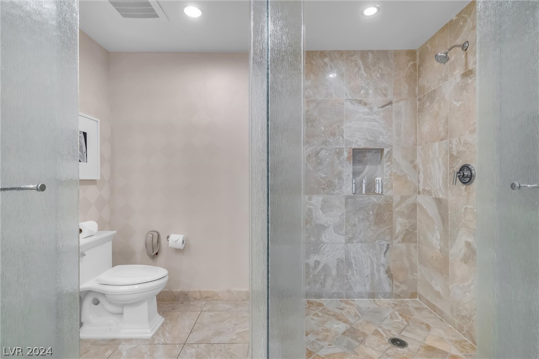 2000 North Fashion Show Drive 4303