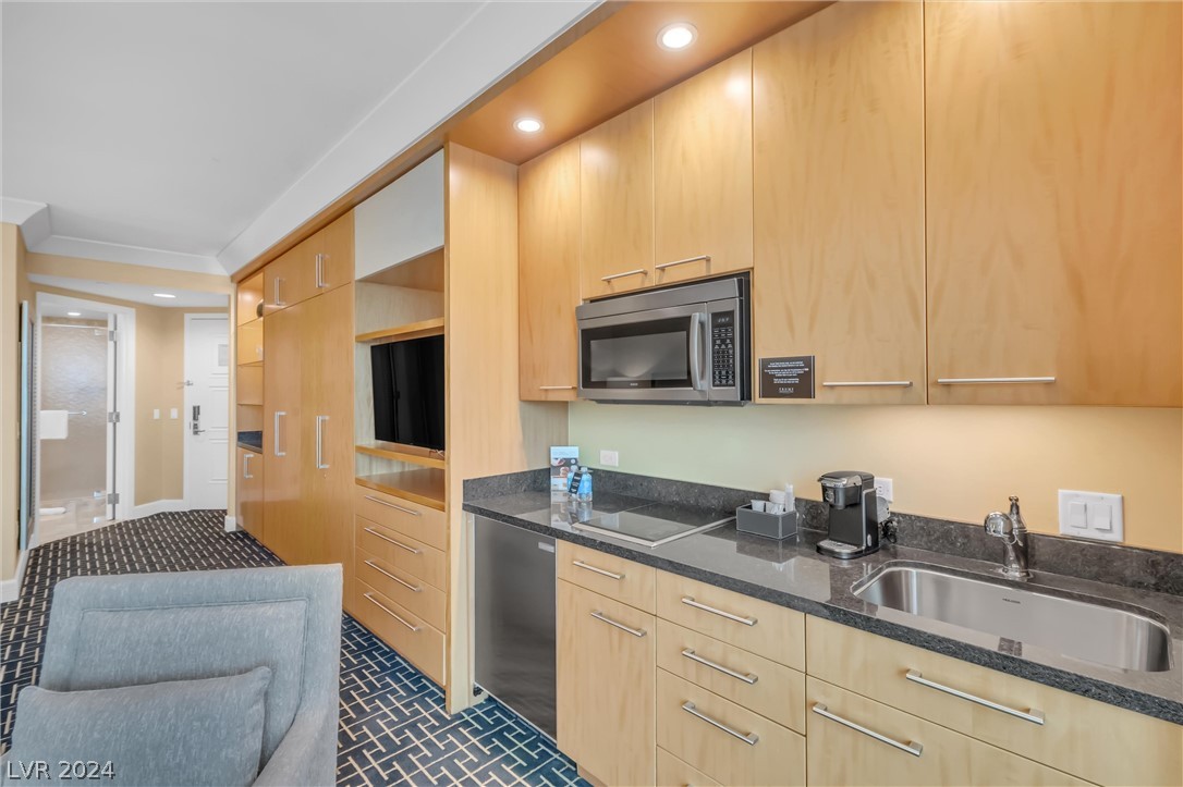 2000 North Fashion Show Drive 4303