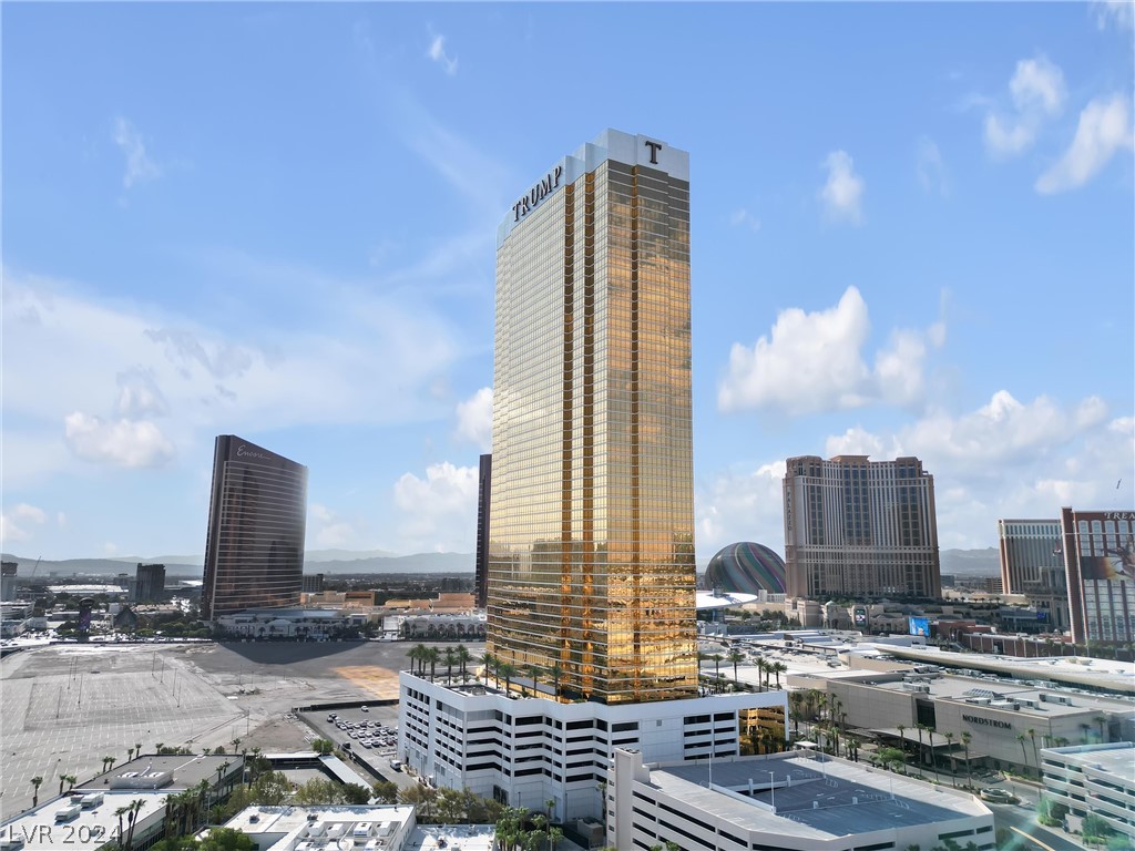 2000 North Fashion Show Drive 4303