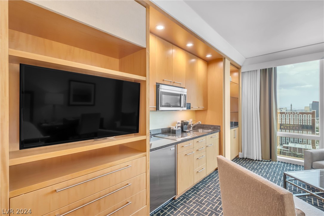 2000 North Fashion Show Drive 4303