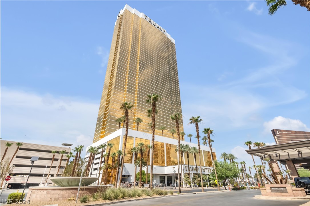 2000 North Fashion Show Drive 4303