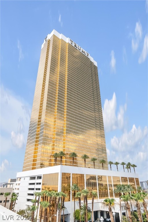 2000 North Fashion Show Drive 4303