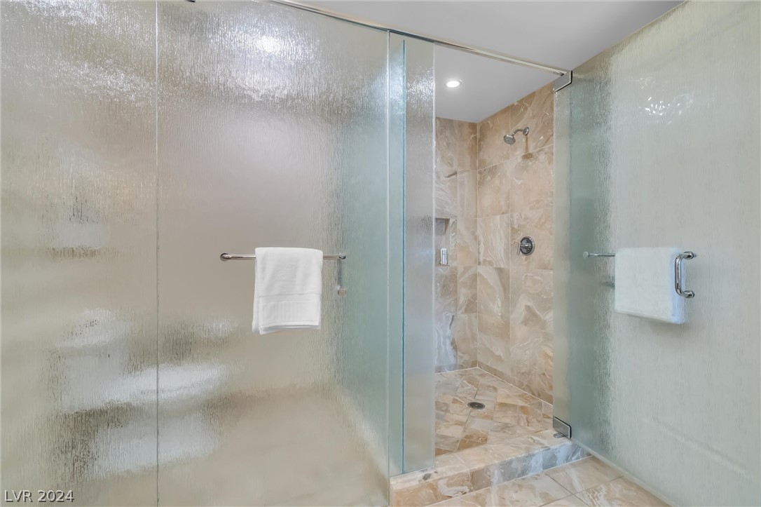 2000 North Fashion Show Drive 4303