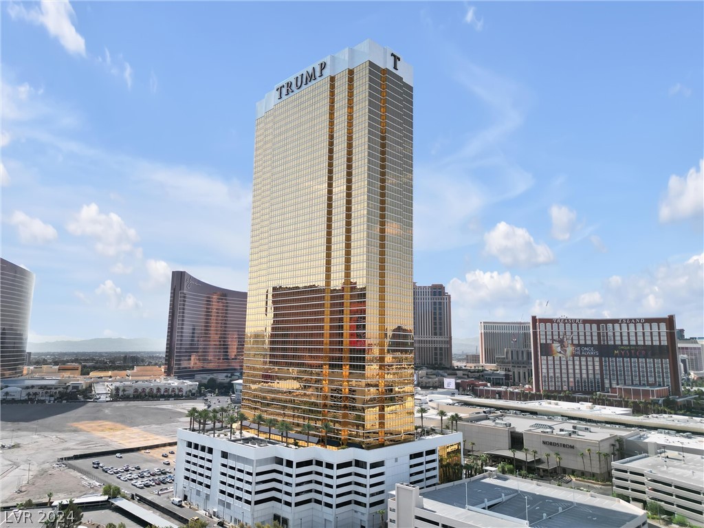 2000 North Fashion Show Drive 4303