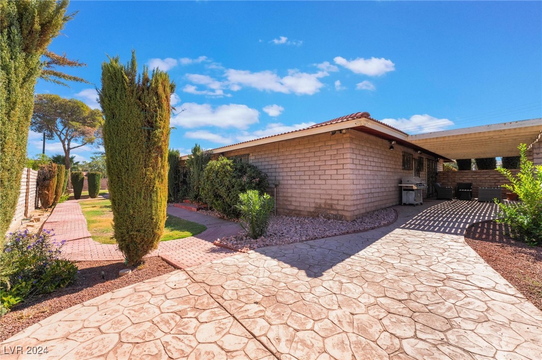 2510 East Saddle Avenue