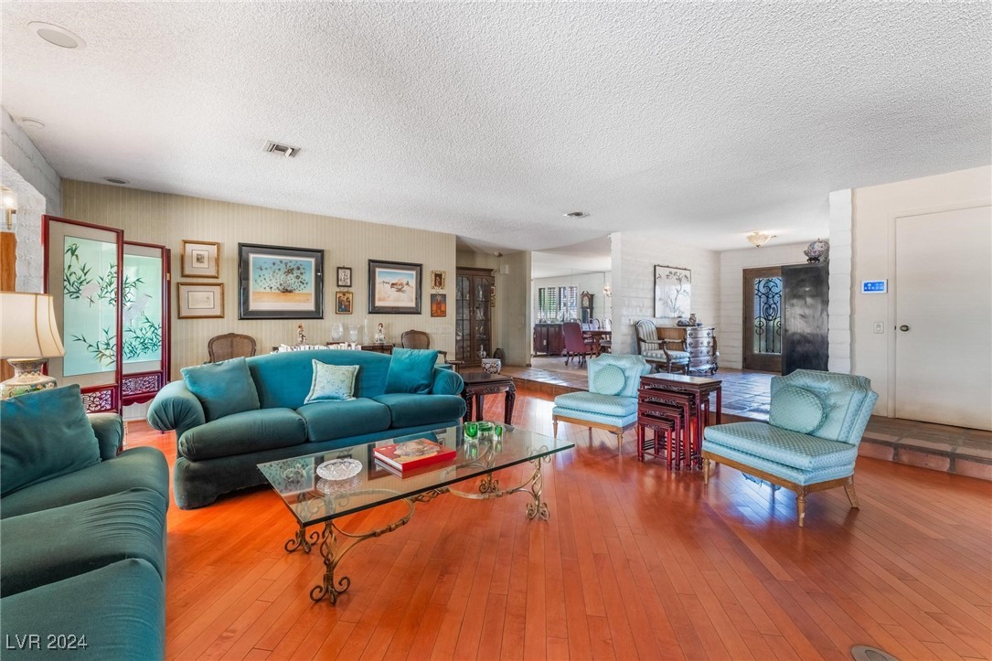 2510 East Saddle Avenue