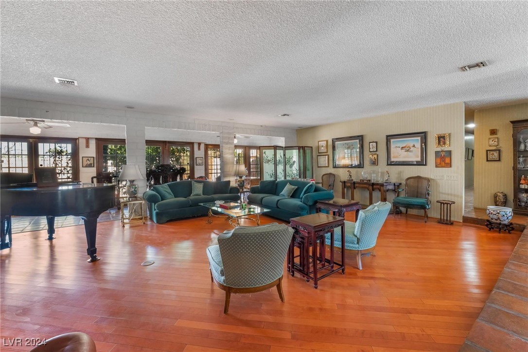 2510 East Saddle Avenue