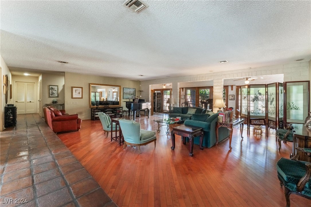 2510 East Saddle Avenue