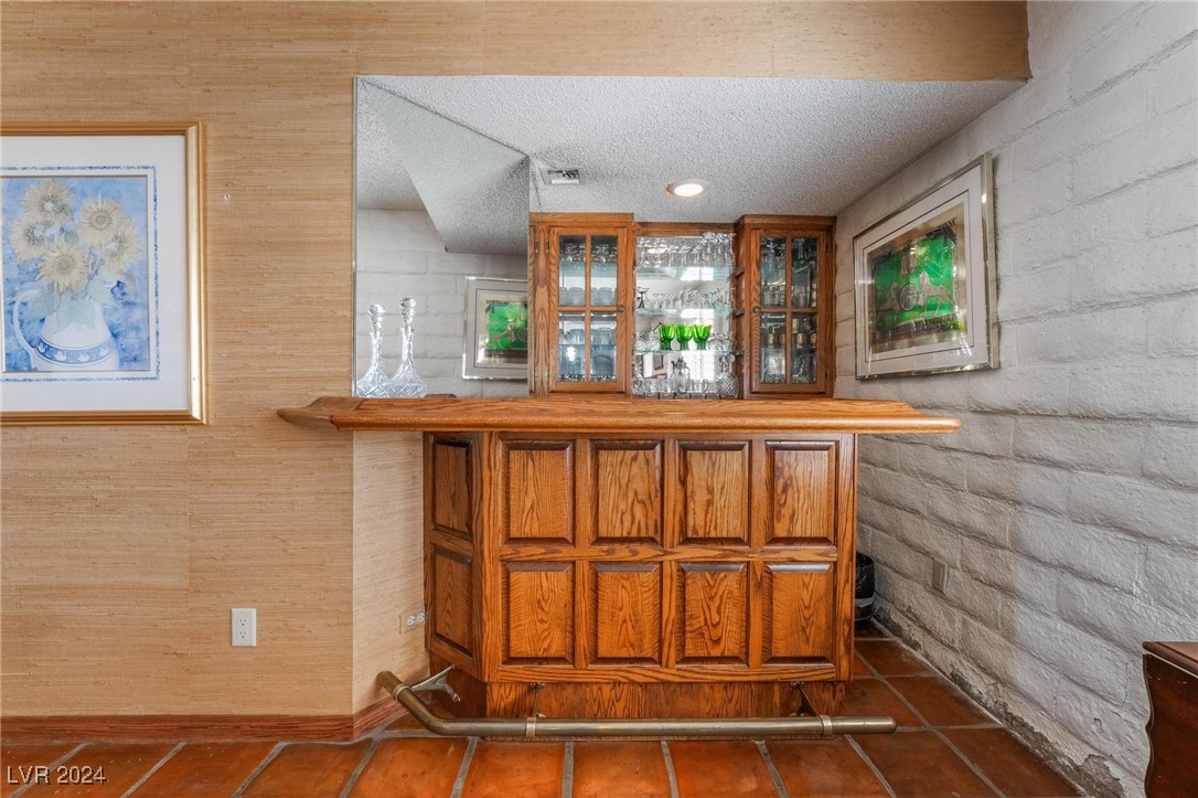 2510 East Saddle Avenue