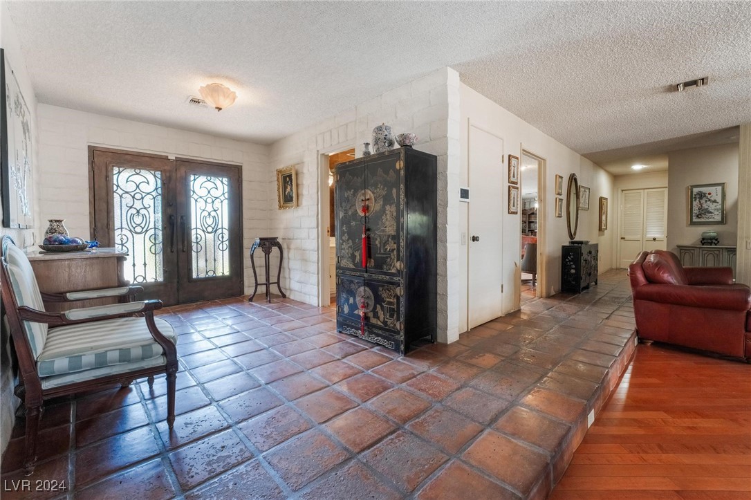 2510 East Saddle Avenue