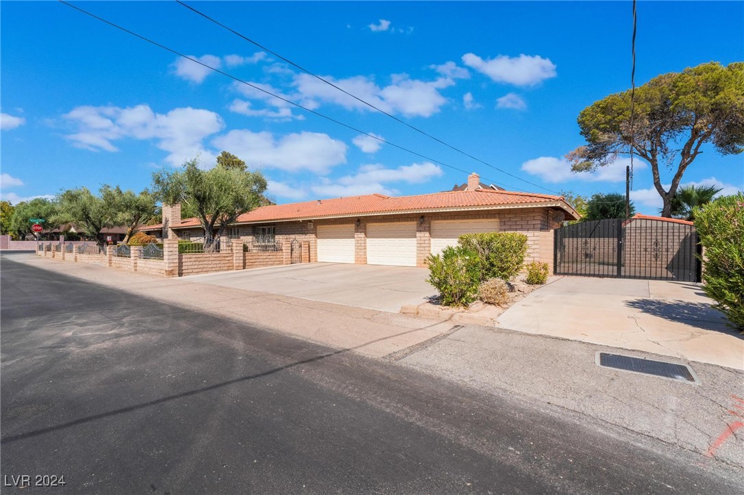 2510 East Saddle Avenue