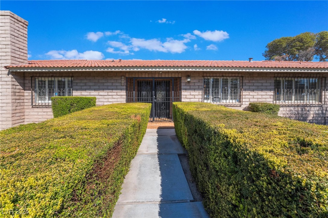 2510 East Saddle Avenue