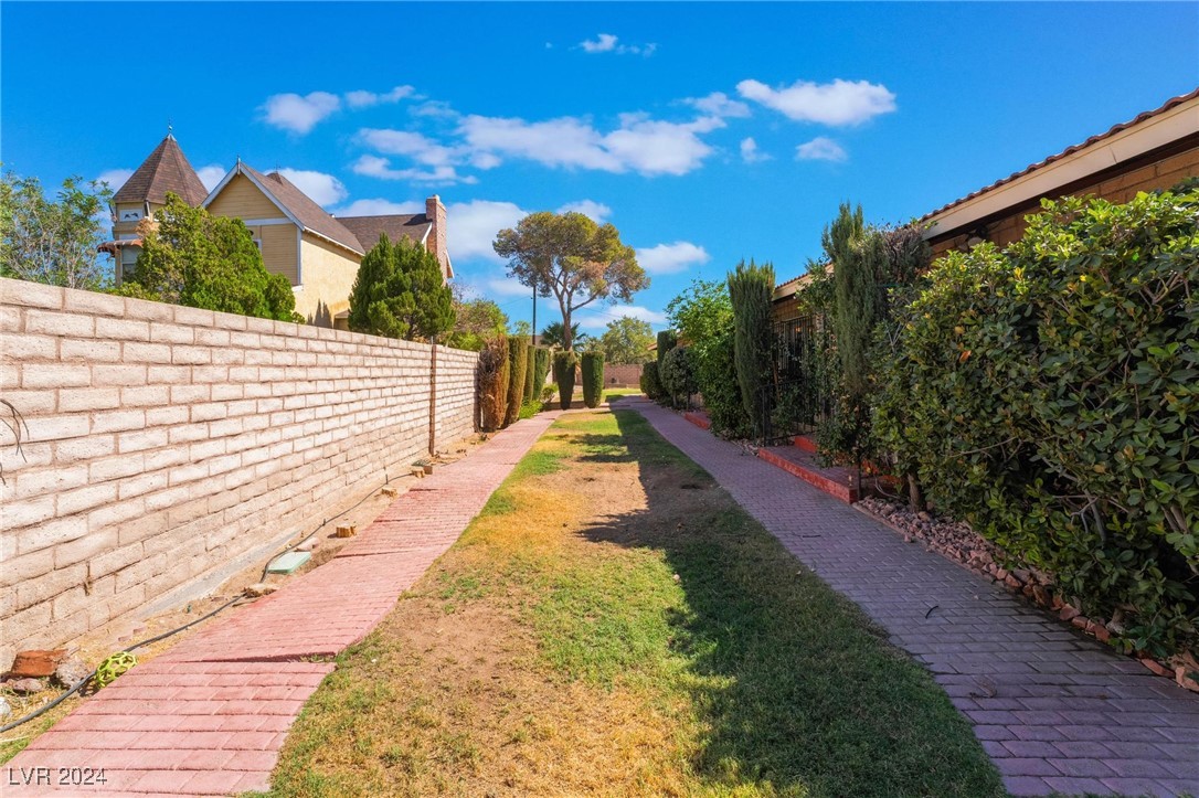 2510 East Saddle Avenue