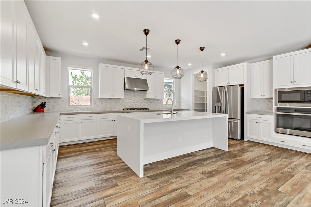 9689 Starlight Ridge Avenue