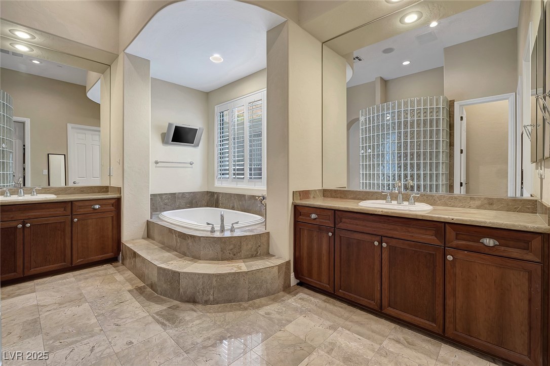 6 Caves Valley Court