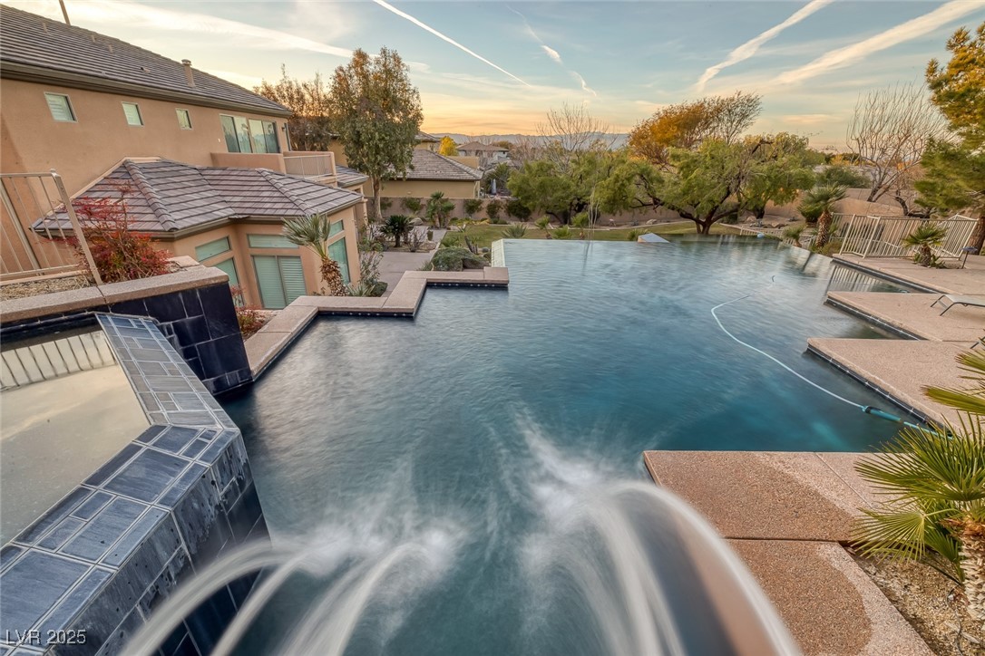 6 Caves Valley Court