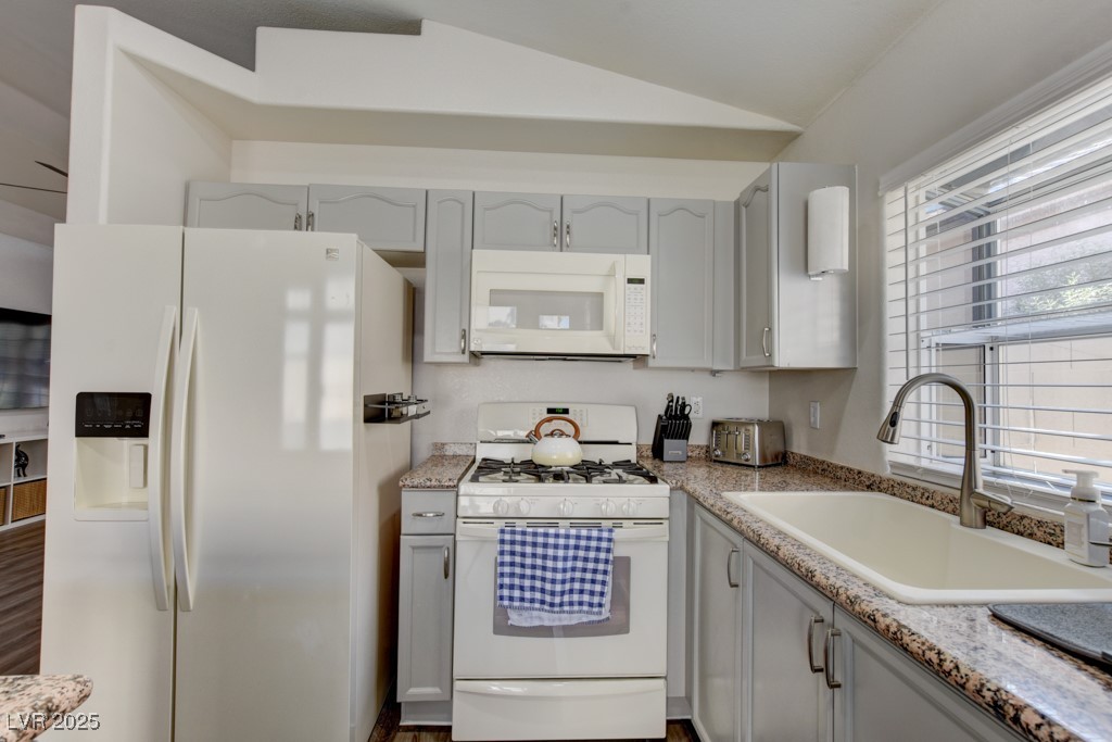 9204 Sapphire Point Avenue