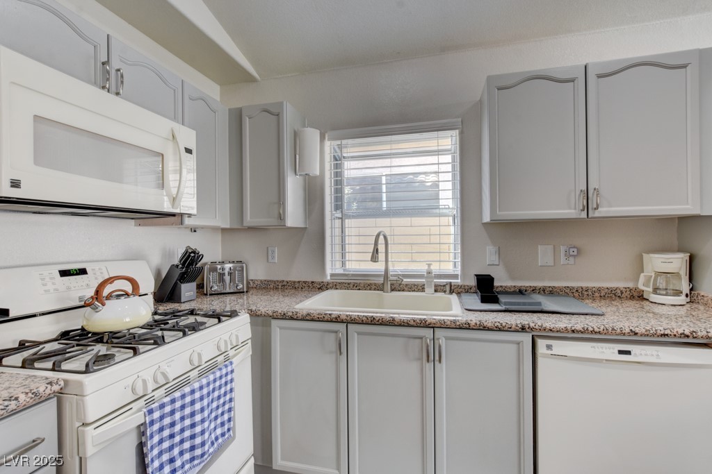 9204 Sapphire Point Avenue