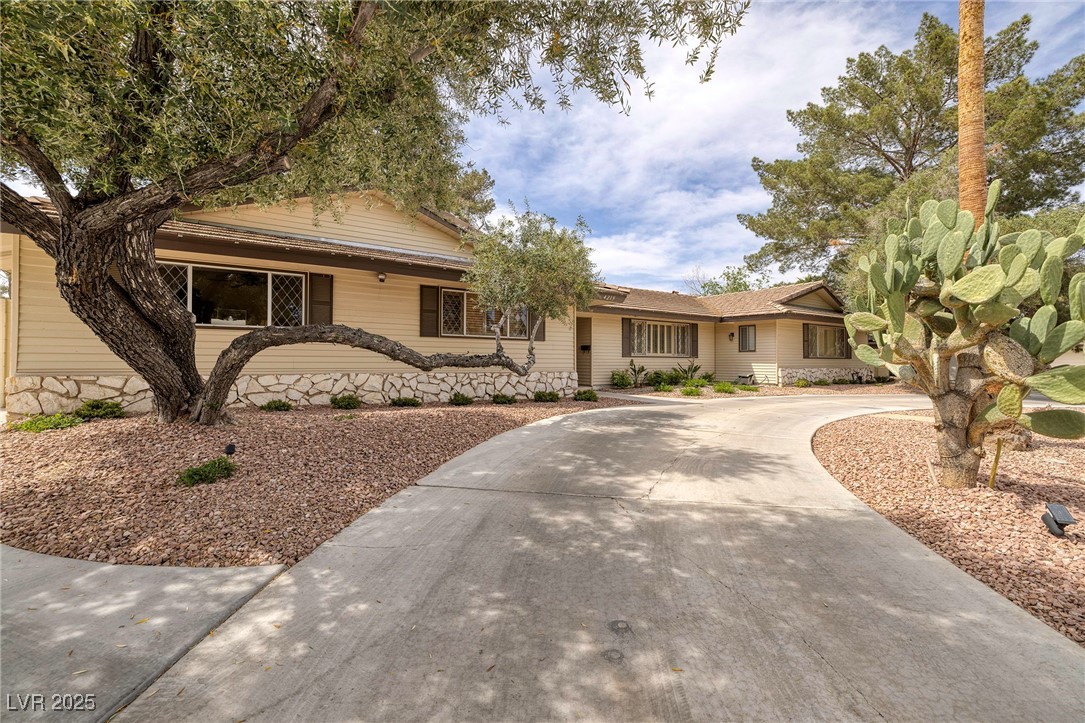 4219 East Pinecrest Circle