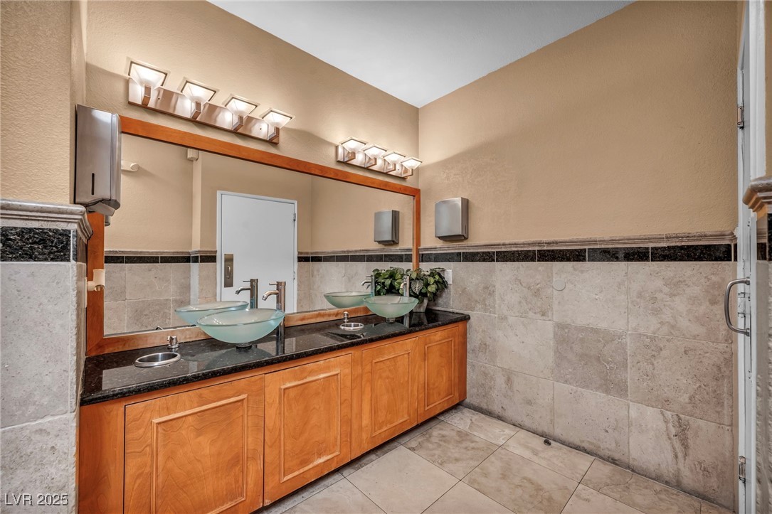 2200 South Fort Apache Road 2041