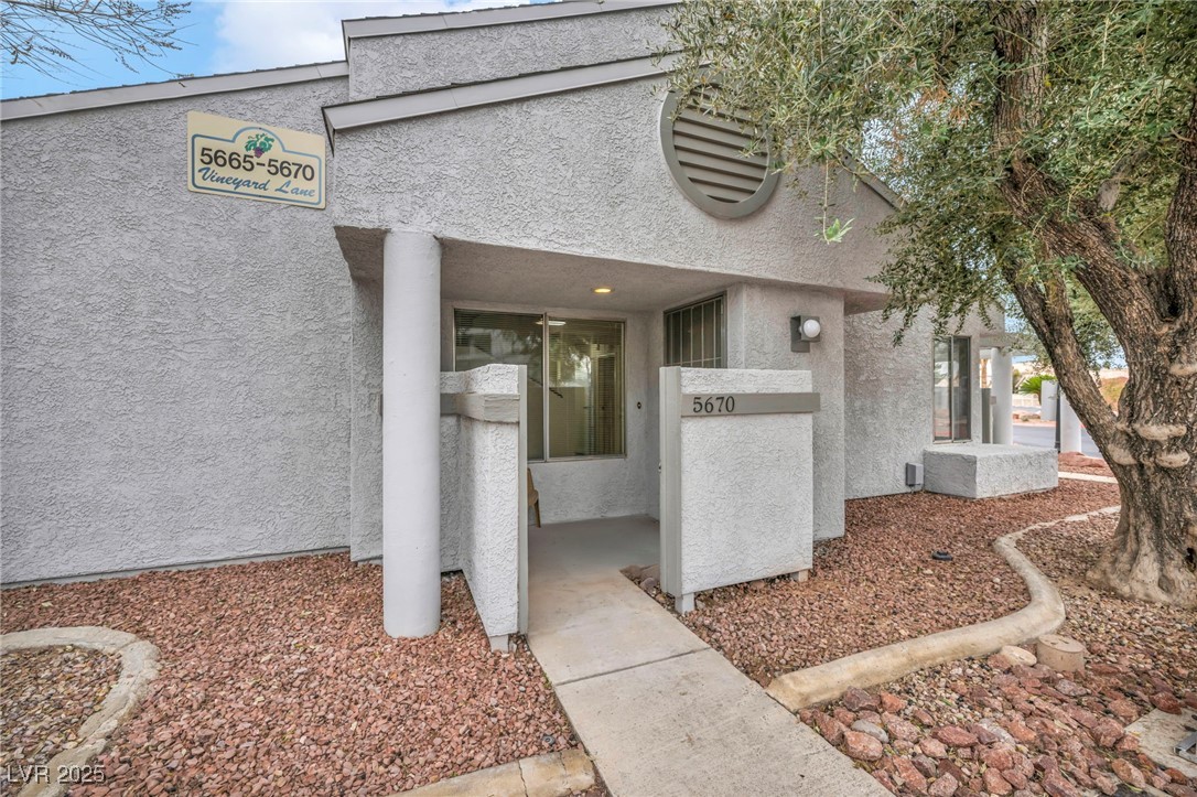 5670 Vineyard Lane