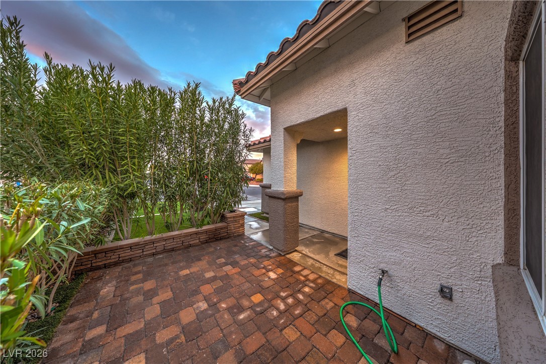 8233 West Rochelle Avenue