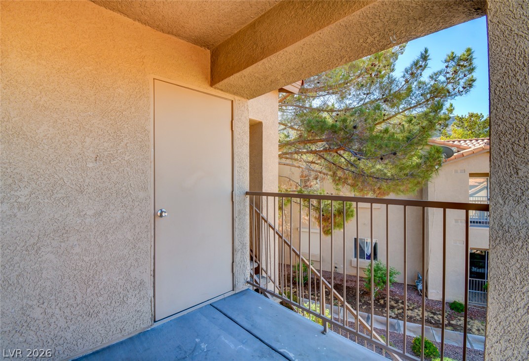 2110 Los Feliz Street 2084