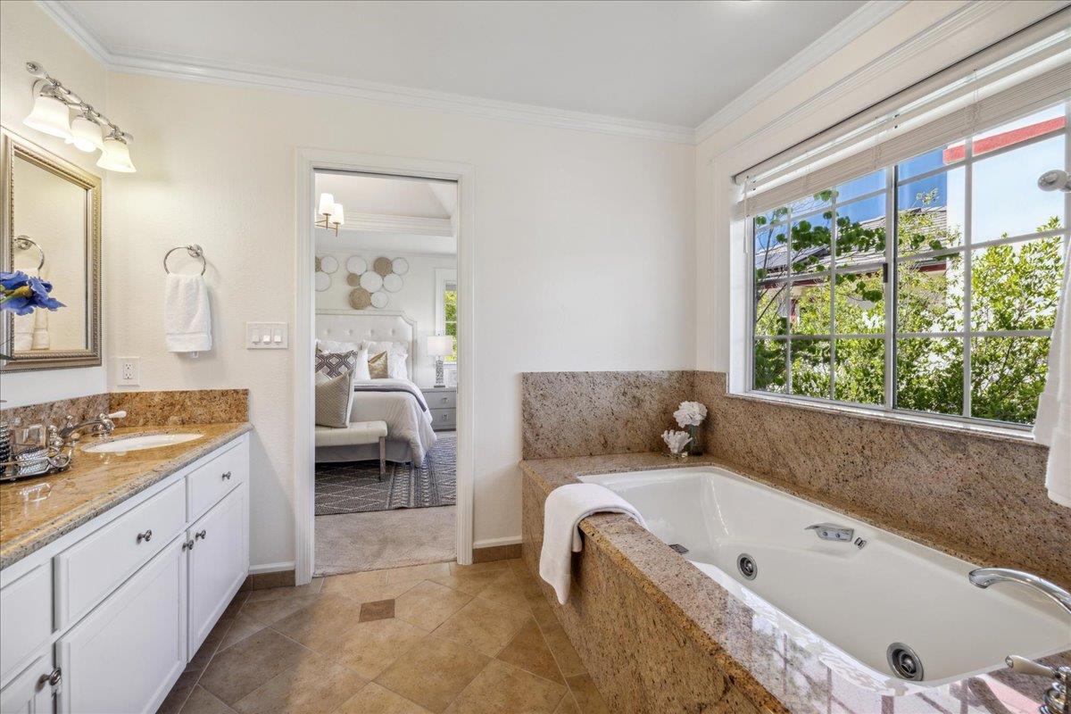 546 Sunset WAY