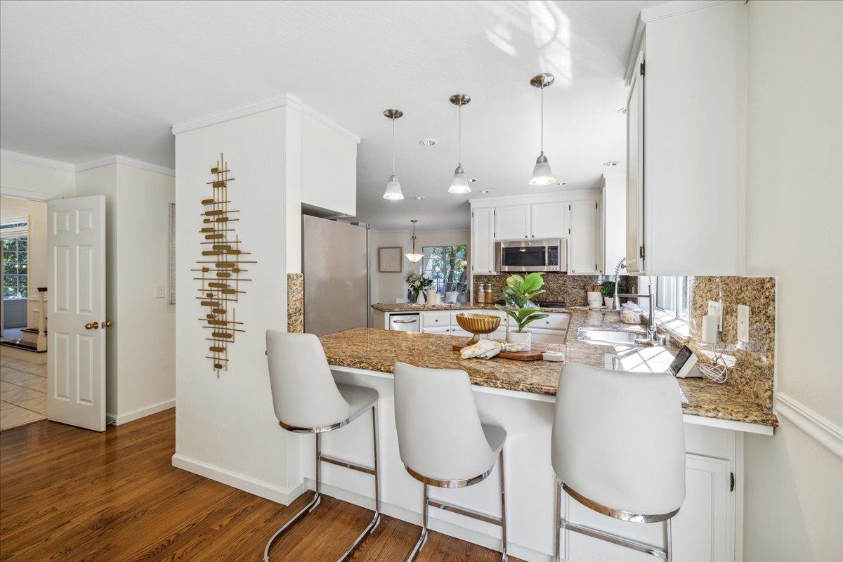 546 Sunset WAY