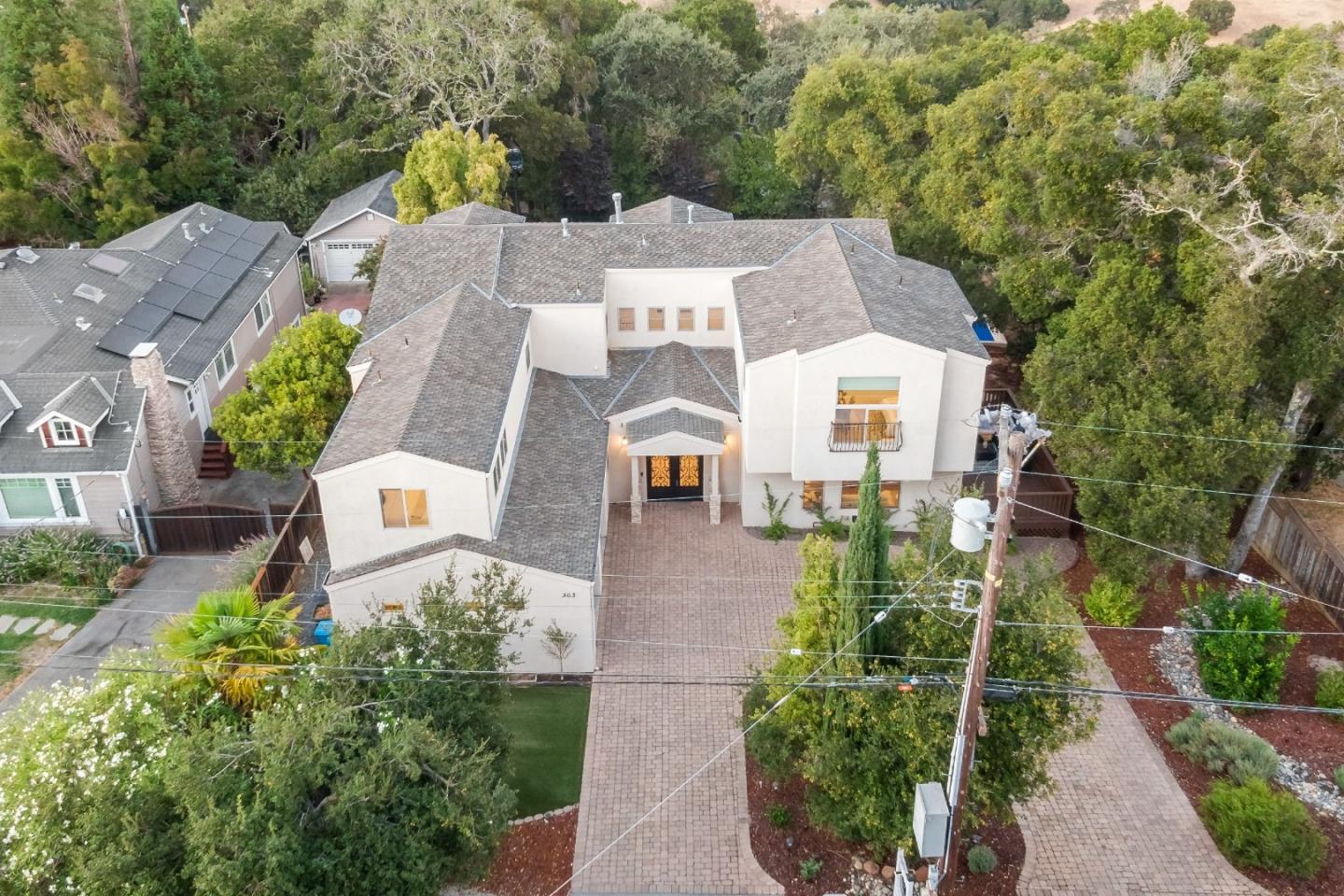 303 Lakeview WAY