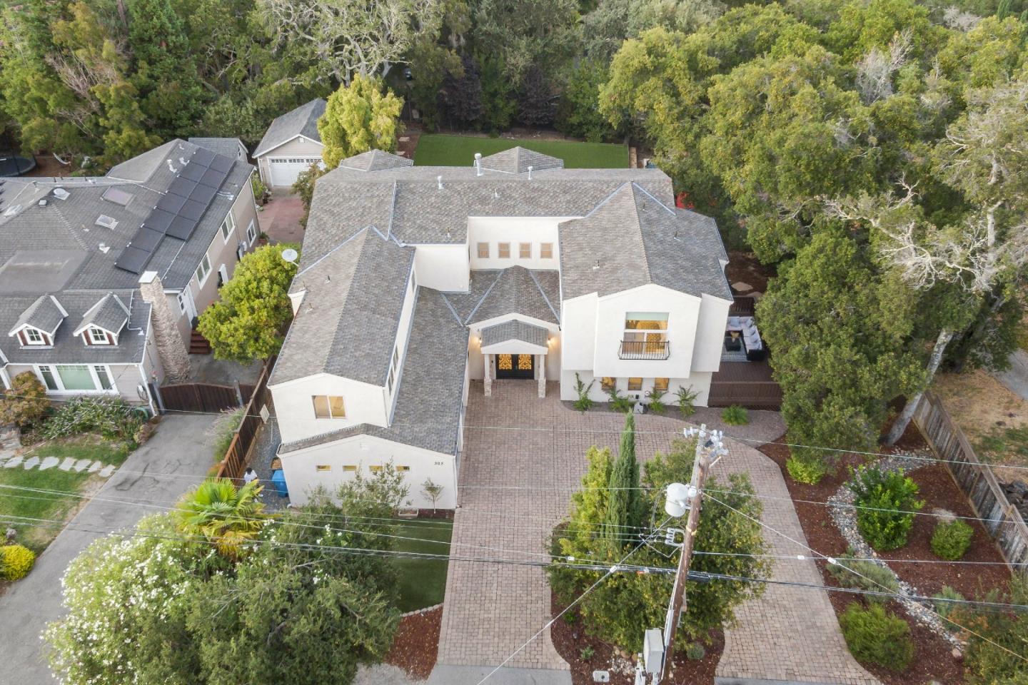 303 Lakeview WAY