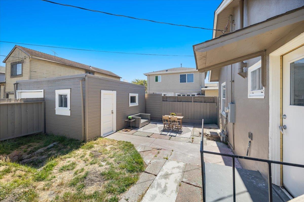 496 Angus AVE