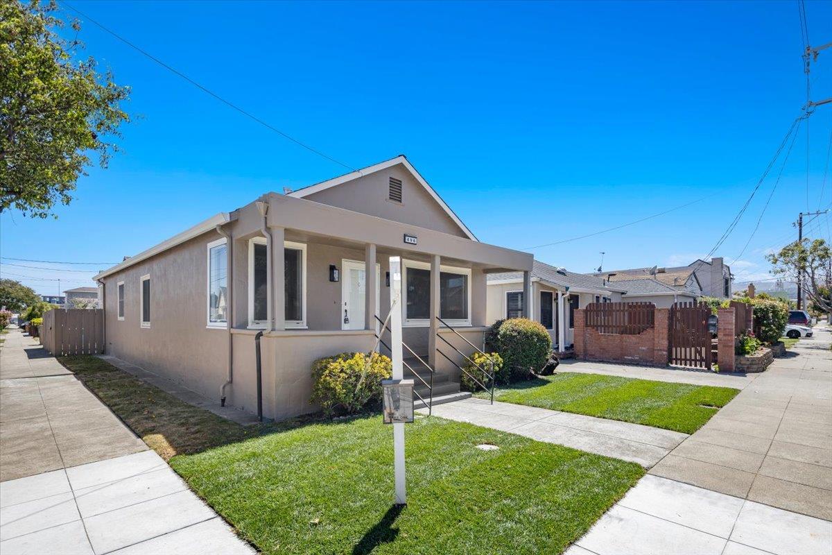 496 Angus AVE