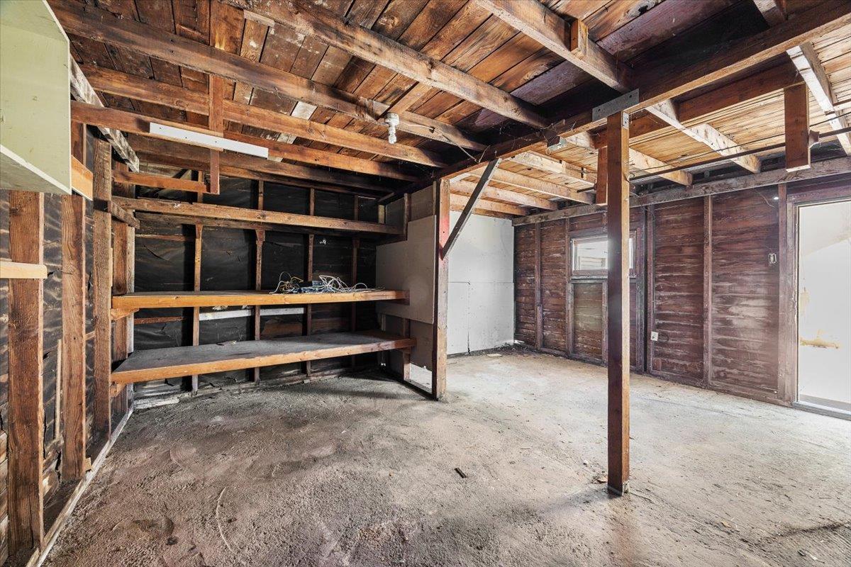 496 Angus AVE