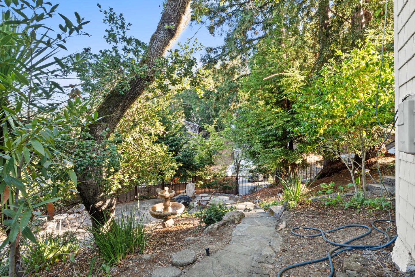 2526 Woodland PL