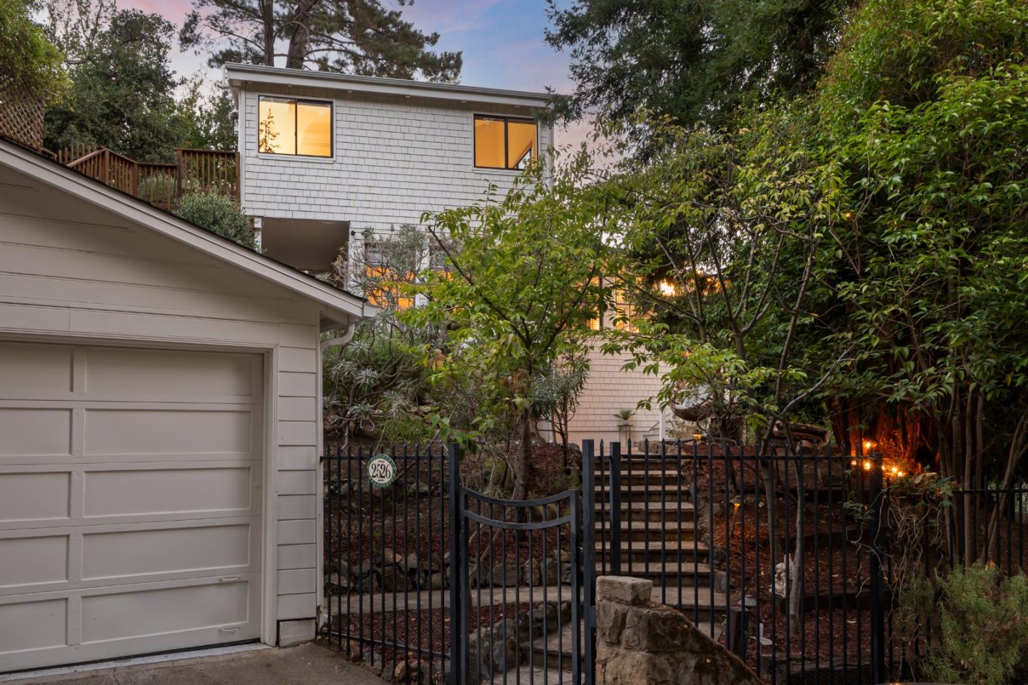 2526 Woodland PL