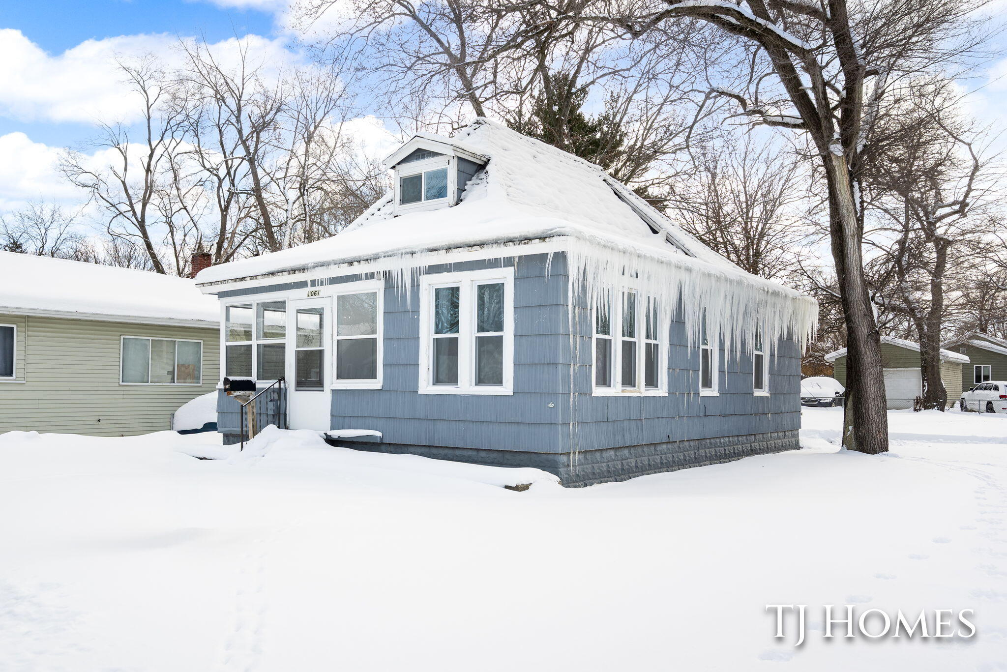 1061 E Forest Avenue