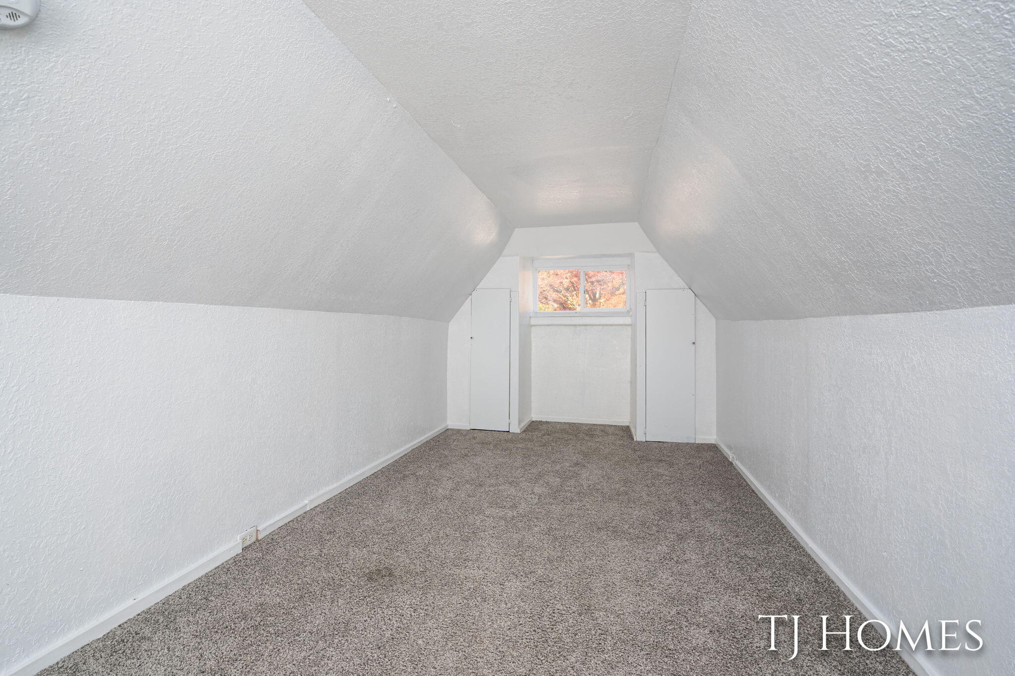 1061 E Forest Avenue