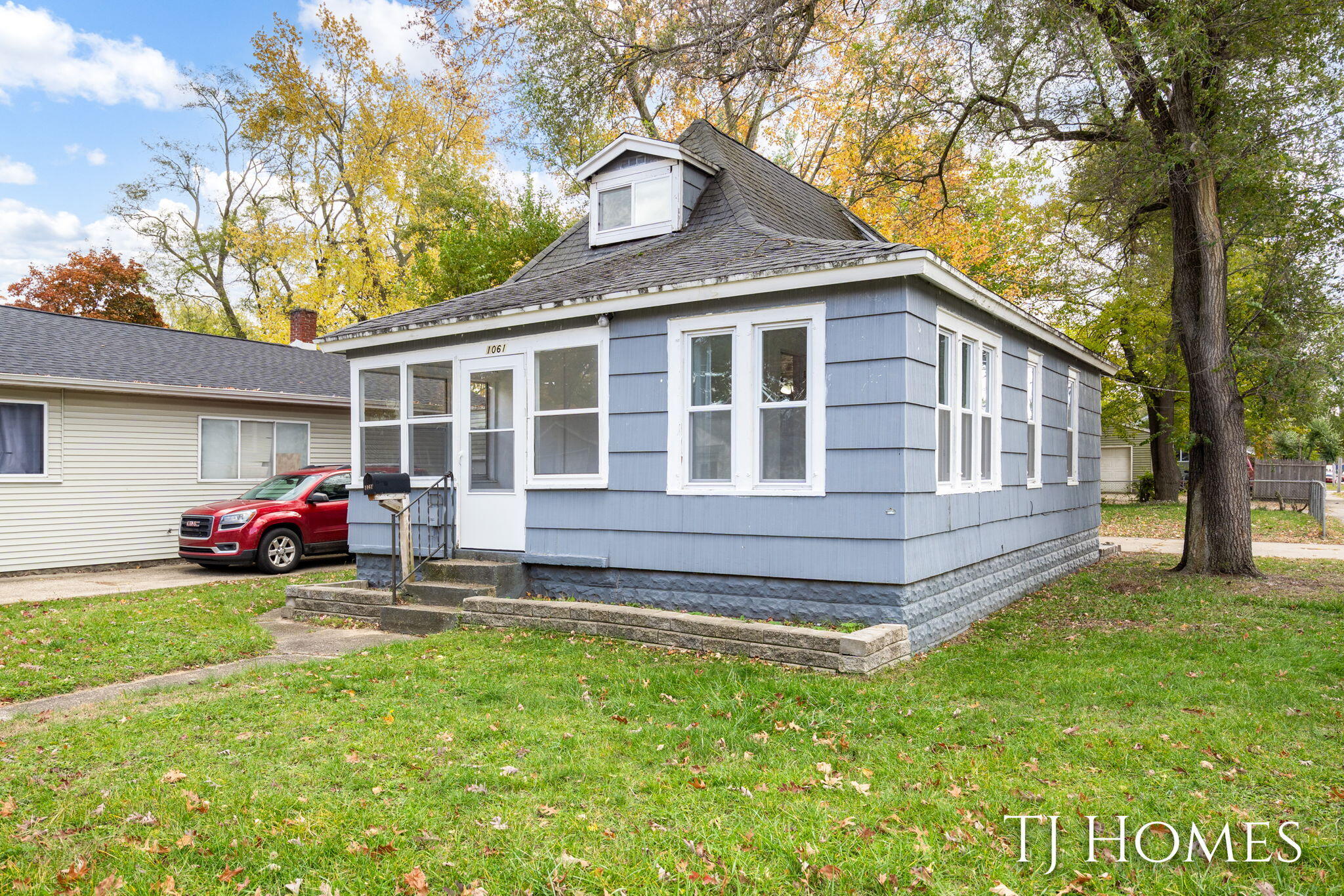 1061 E Forest Avenue