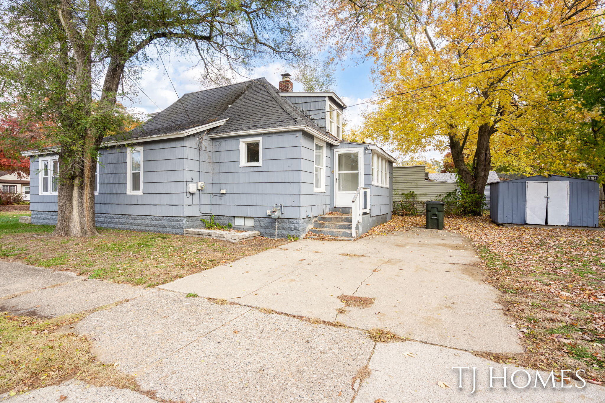 1061 E Forest Avenue