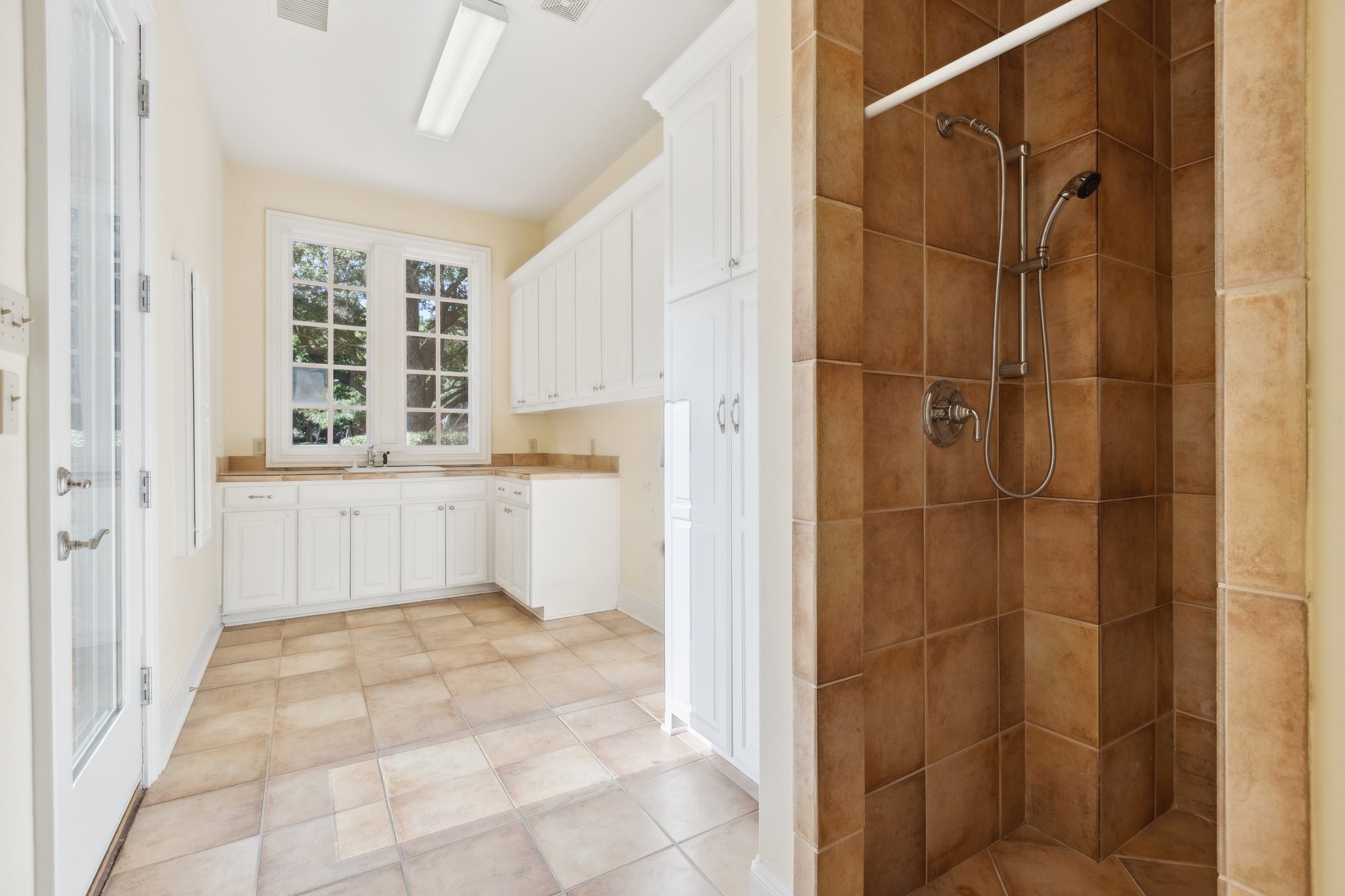 9922 Lakeway Court