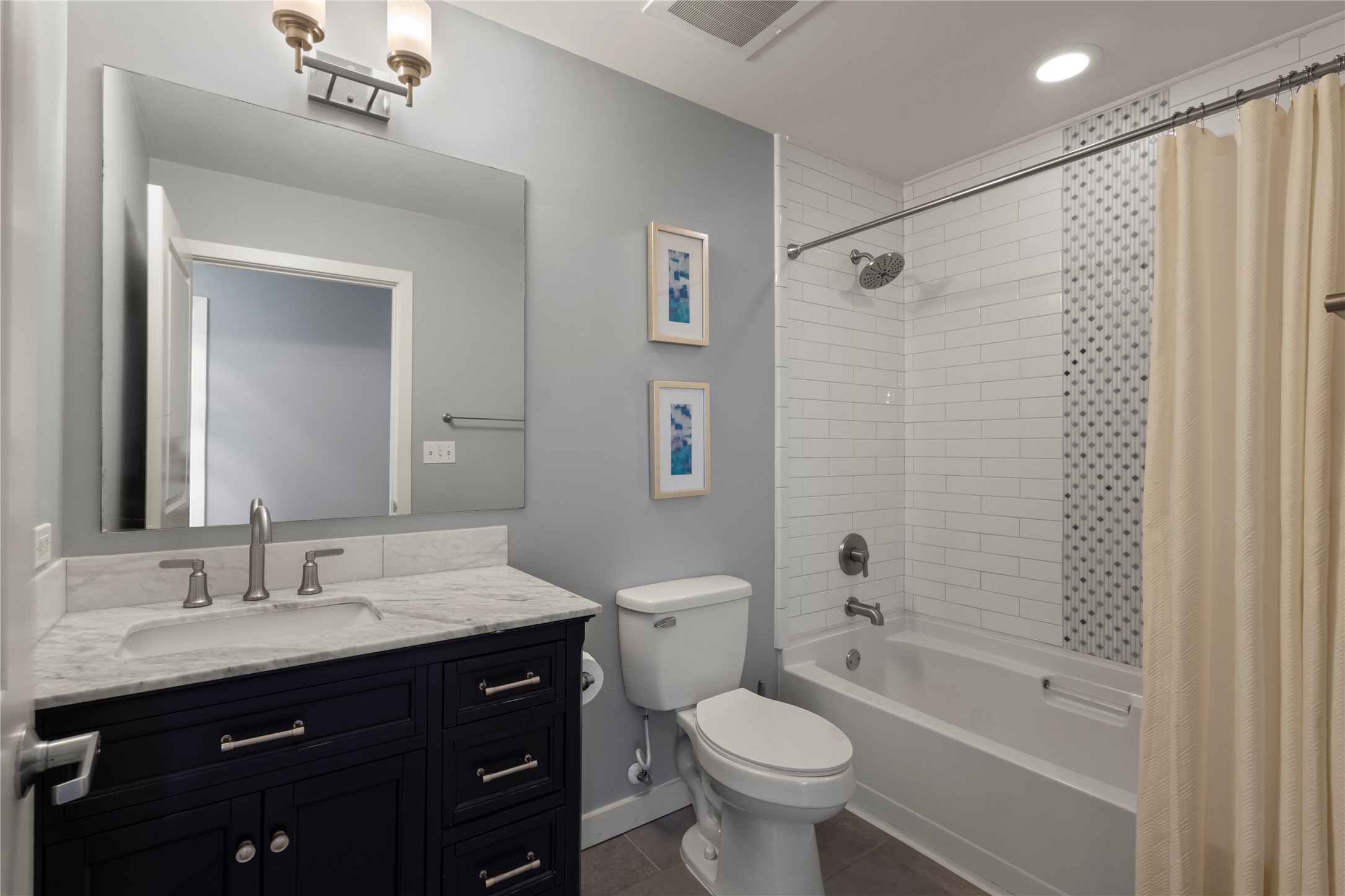 1200 Main Street 2202