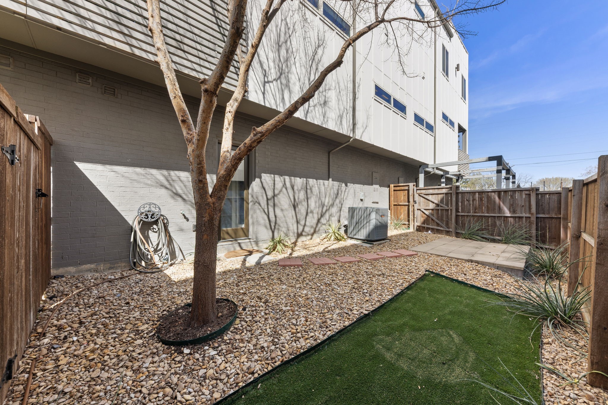 1915 Summit Avenue 2