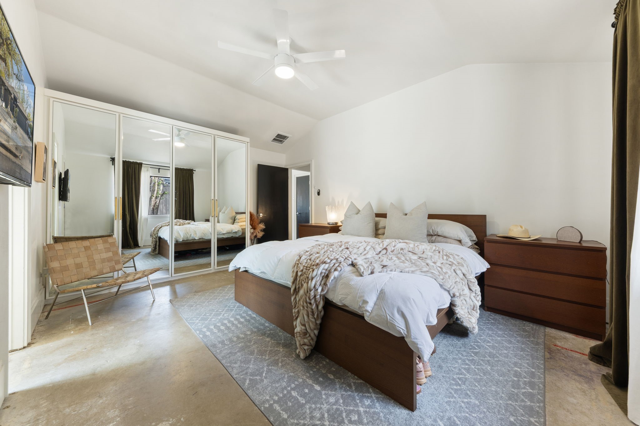 4932 Hollow Ridge