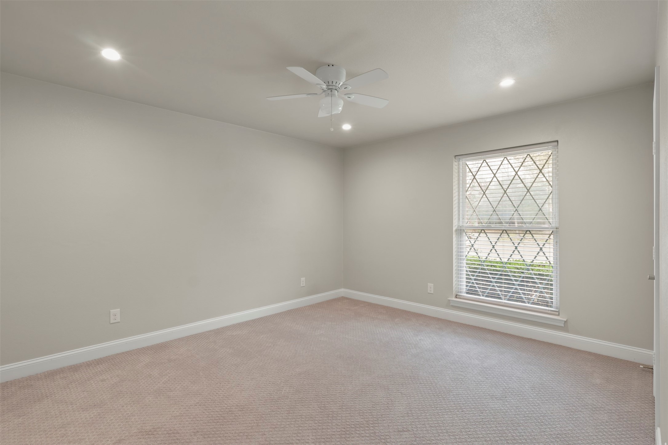 6350 Glennox Lane